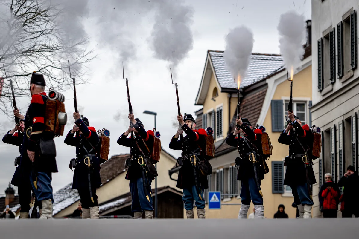 … des Unteroffiziersvereins Uster, der seinen Sitz inzwischen in Bauma hat. Man sieht die Mitglieder des Unteroffiziersvereins Uster beim Ehrensalut-Schiessen.